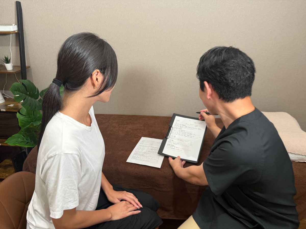 丁寧なカウンセリングで悩みをヒアリングする整体院